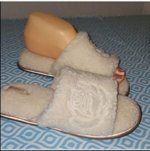 Taryn Rose Sherpa style slippers embroidery rose slides